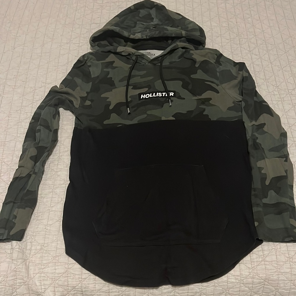 Lightweight Men’s Hollister Hoodie. Black and Camouflage.